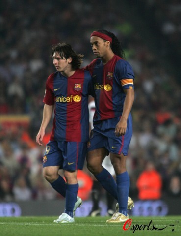 拜仁对阵圣保利全场3次射门中柱：卡尔2次、凯恩1次（拜仁战圣保利三次中柱：卡尔两次、凯恩一次）