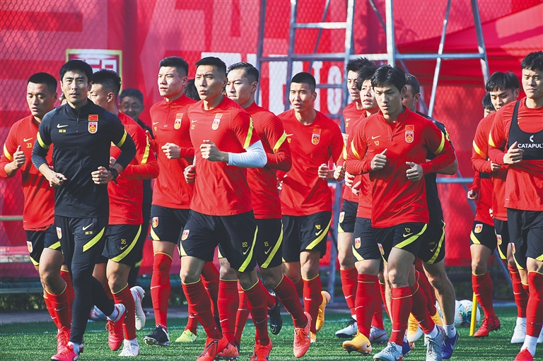 都体：弗拉霍维奇可能缺席尤文20场比赛，包括多场关键战役（都灵体育报：弗拉霍维奇或缺阵尤文20场，多场关键对决受影响）