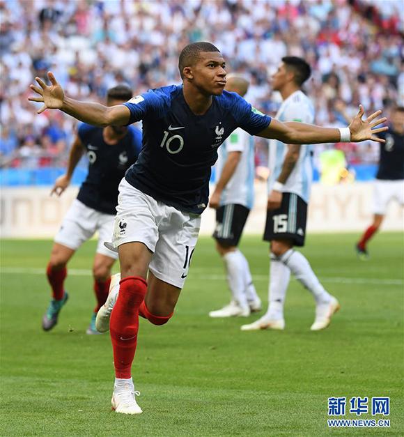 佩莱格里尼：塞维利亚落后时球迷往球场投掷杂物，这样不对（佩莱格里尼批评塞维利亚球迷落后时向场内投掷杂物：不可取）