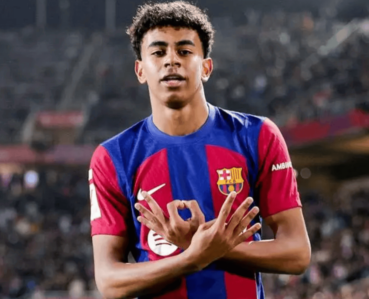 胡尔克完成职业生涯500球里程碑，球迷打出巨型TIFO致敬（胡尔克达成生涯500球壮举，球迷以巨型TIFO致敬）