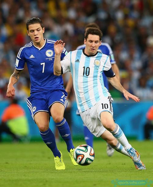 区域防守在足球战术中有什么作用，现在跟原来有哪些不同？（足球战术中的区域防守：作用解析与演变对比）