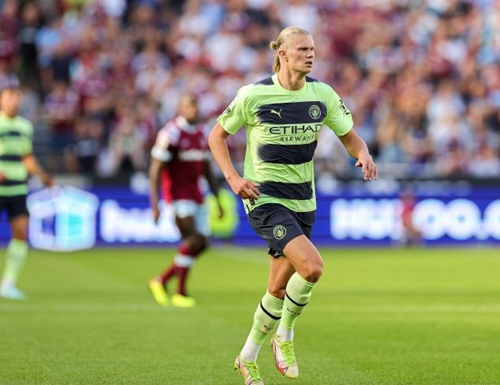 40岁魔笛仍不老！助米兰领跑意甲+连续10轮踢满全场（40岁魔笛不服老：助米兰领跑意甲，已连续10轮全勤）