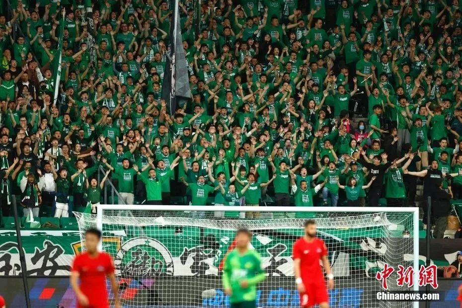 防守强度提升 主队掌控节奏（主队防守升级 掌控比赛节奏）